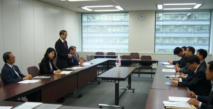 The twenty-fifth Korean Statistical Mission (right) with senior staff of the SBJ (left)
