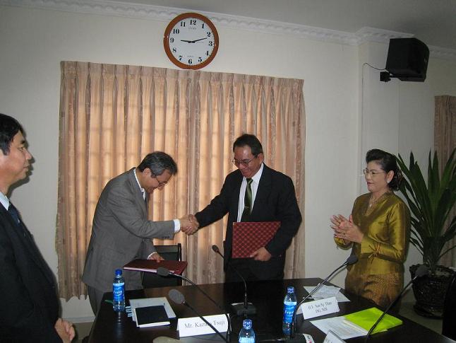 Photo 1. Director General of the National Institute of Statistics, Cambodia signed on the Minutes on the Preliminary Evaluation for Phase III.