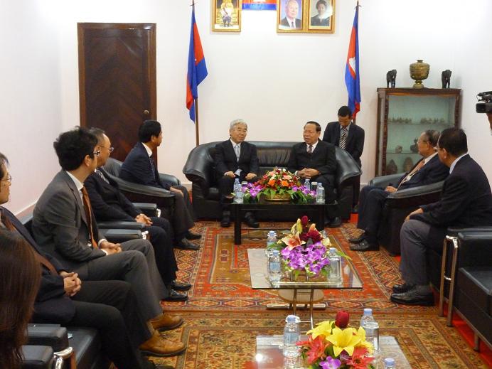 Photo 1. Director General of the National Statistics Center of Japan paid
a courtesy call on Cambodian Senior Minister of Planning