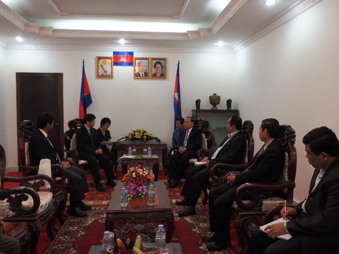 Photo 1. Director General of the Statistical Research and Training Institute, Ministry of Internal Affairs and Communications, Japan made
a courtesy call on Minister of Planning, Cambodia