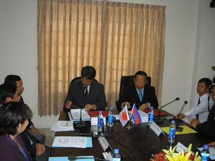Photo 2. Senior Minister and Chief Representative of JICA Cambodia are signing on the R/D for Phase III.