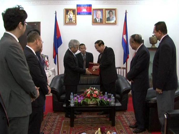 Photo 2. Cambodian Senior Minister of Planning made honorable recognition of Director General of the National Statistics Center of Japan