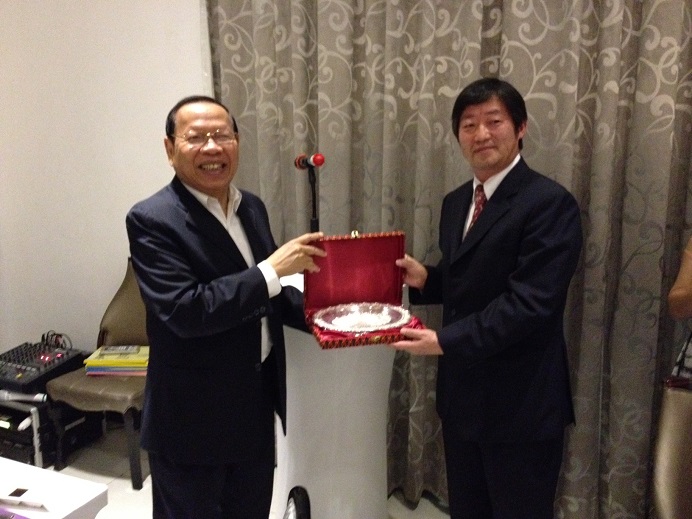 Photo 2. Minister of Planning, Cambodia presented a memorial award to Director General of the Statistical Research and Training Institute, Ministry of Internal Affairs and Communications, Japan