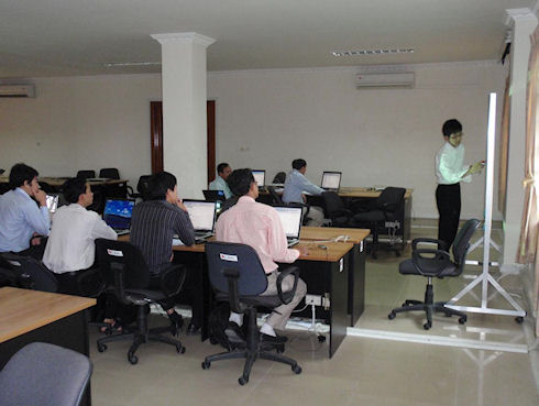 Photo 1. JICA Expert, the officer of the National Statistics Center,
      delivers a lecture on Population Census Data Processing to NIS staff.