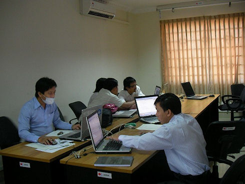 Photo 2. JICA Expert, the officer of the National Statistics Center,
      delivers a lecture on Establishment Listing Data Processing to NIS staff.