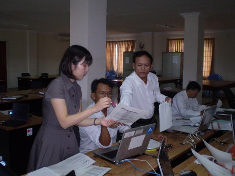 写真１　（独）統計センターの専門家によるカンボジア統計局職員に対する技術指導の様子