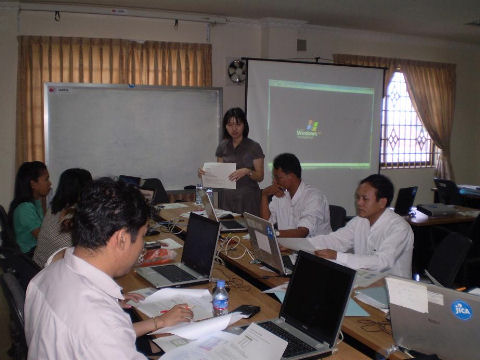 Photo 2. JICA Expert, the officer of the National Statistics Center,
      delivers a lecture on Economic Census Data Processing to NIS staff.