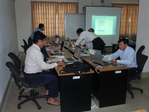 Photo 3. JICA Expert, the officer of the National Statistics Center,
      delivers a lecture on Establishment Listing Data Processing to NIS staff.