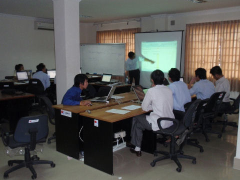 Photo 1. JICA Expert, the officer of the National Statistics Center,
      delivers a lecture on Economic Census Pilot Survey Data Processing to NIS staff.