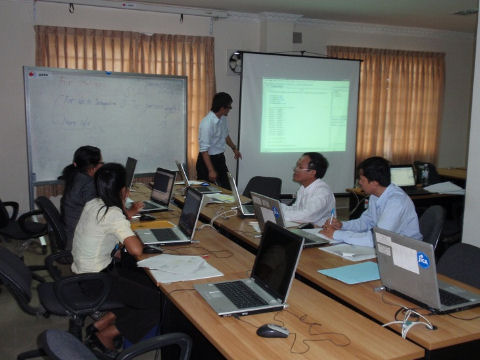 Photo 2. JICA Expert, the officer of the National Statistics Center,
      delivers a lecture on Economic Census Pilot Survey Data Processing to NIS staff.