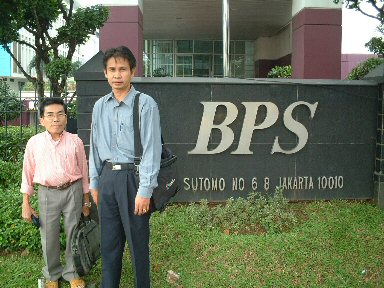 写真3 カンボジアからの研修員2名（於 インドネシア中央統計庁前）