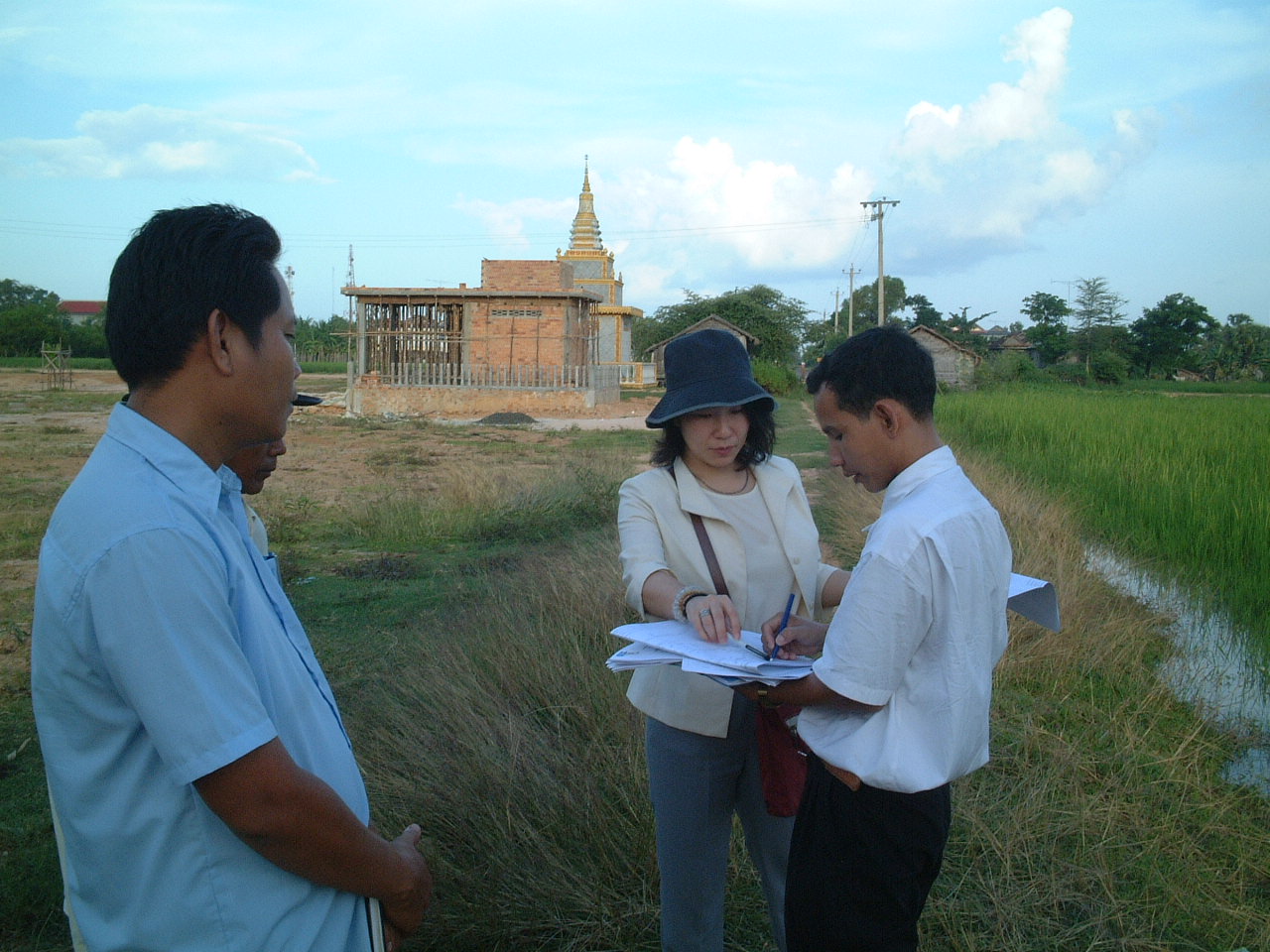 Photo 1.  Advising NIS staff on delineation of EA by JICA Expert, the officer of National Statistics Center, Japan.