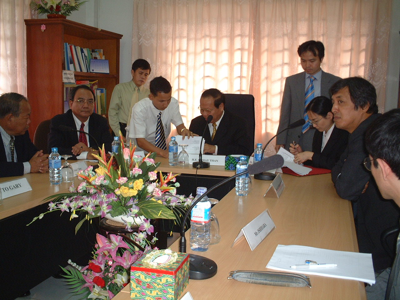 写真１　Minutes署名式　　カンボジア計画大臣による署名