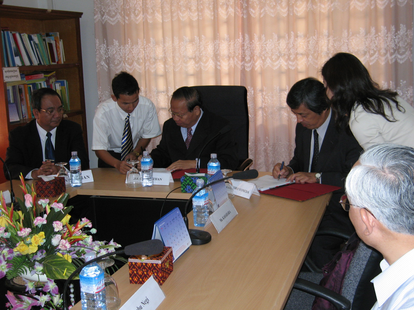 写真１　カンボジア計画大臣による署名