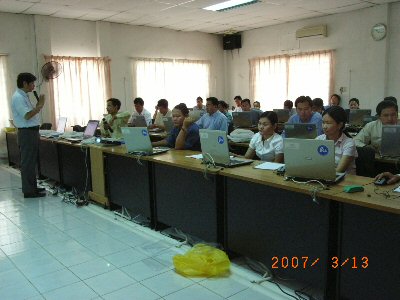 Photo 1. An officer of Statistical Research and Training Institute of Japan, 
JICA Expert, delivers a lecture on statistical analysis.