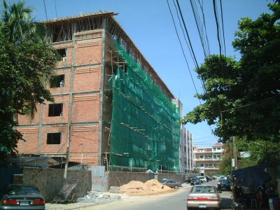 Photo 1. The shell of the sixth floor of six-story building is under construction.