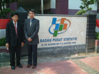 写真2 カンボジアからの研修員2名（於 インドネシア中央統計庁前）