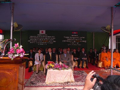 写真2 竣工式における貴賓席の様子（カンボジア・ソーケン副首相と秋葉総務大臣政務官）
