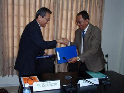 Photo 2. Exchanging the Minutes between DG of the NIS (right) and Leader of the JICA Team.