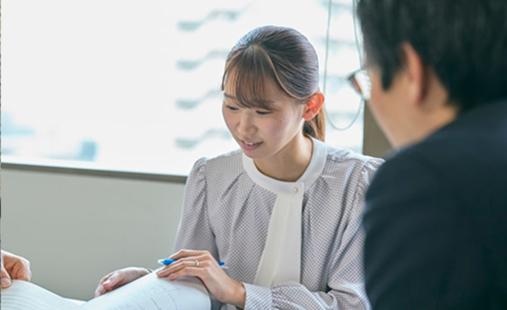公表資料の作成、確認作業の様子