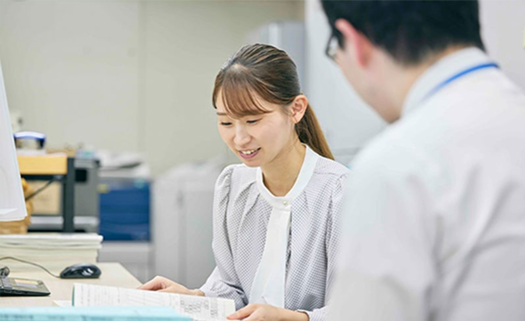 資料の修正・翌日の打合せの資料セットの様子